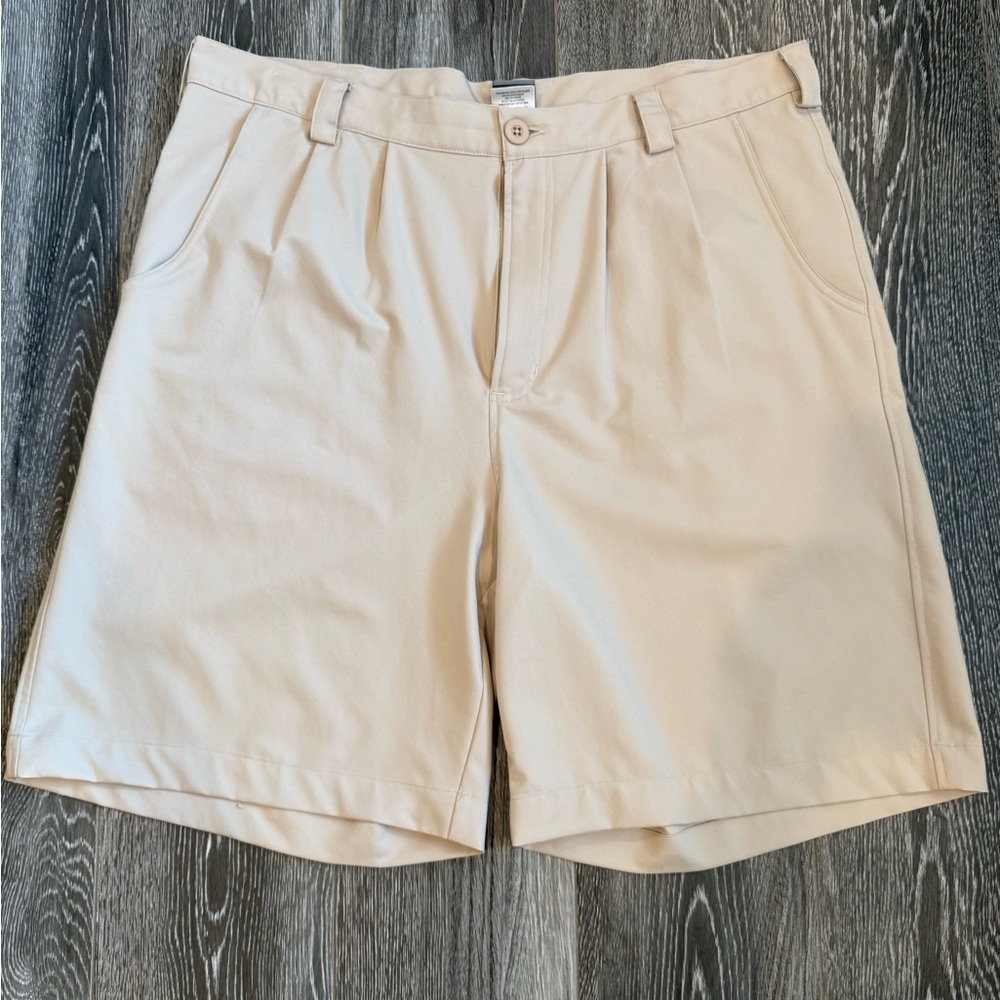 Under Armour Men's Cream pleated Front Shorts